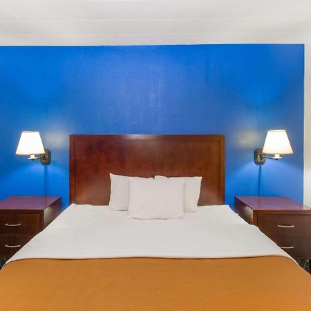 Travelodge By Wyndham Great Bend Esterno foto