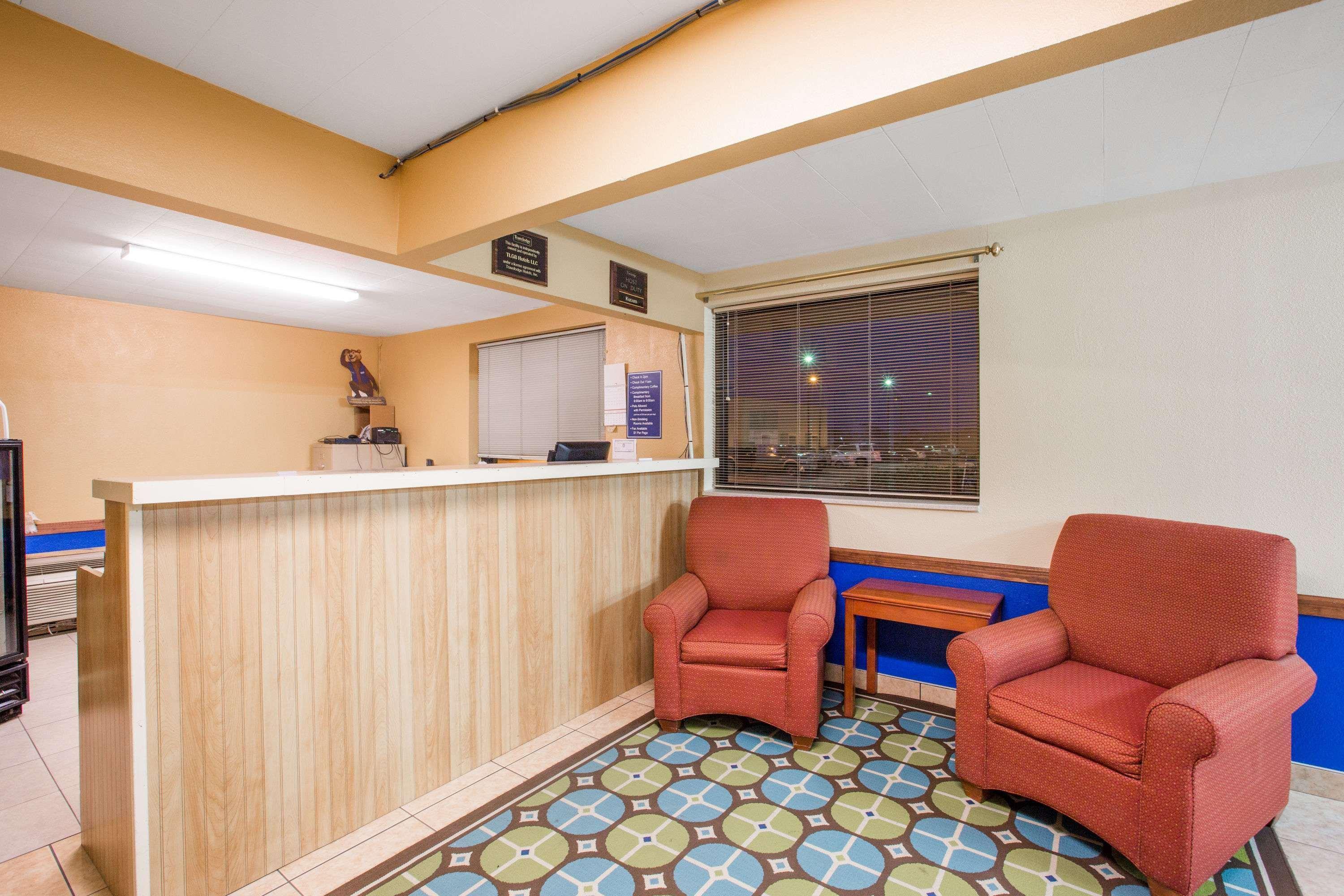 Travelodge By Wyndham Great Bend Esterno foto