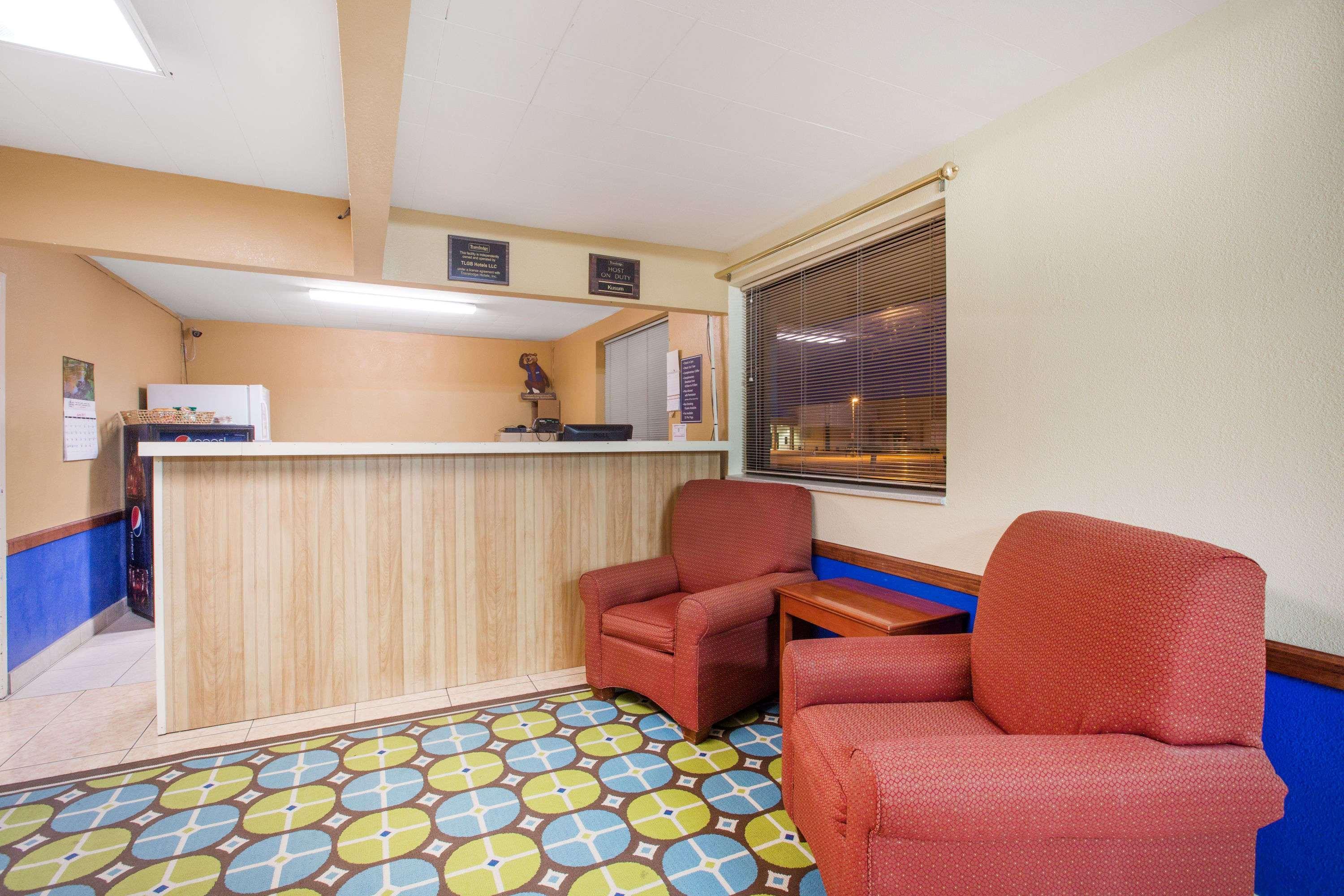 Travelodge By Wyndham Great Bend Esterno foto