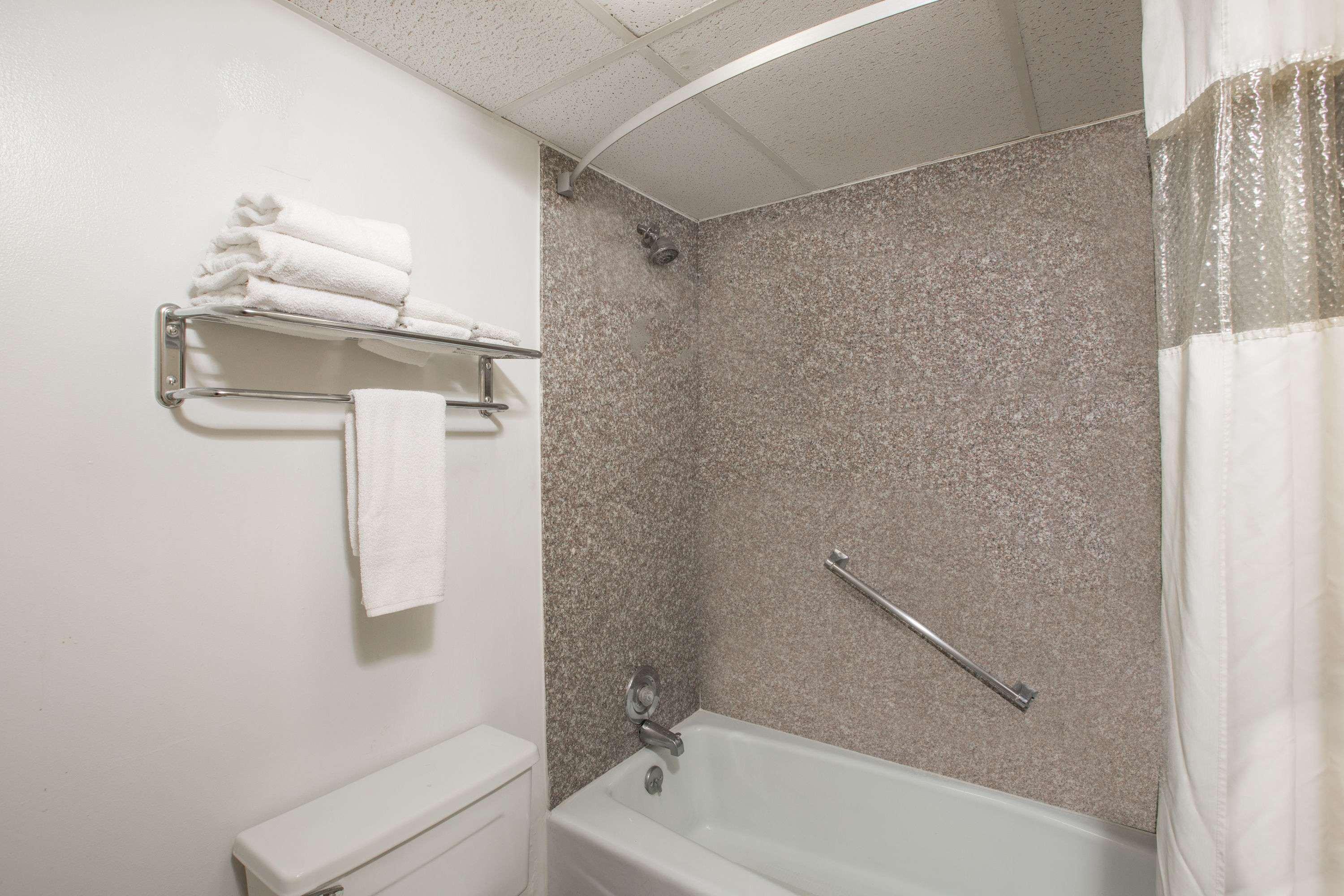 Travelodge By Wyndham Great Bend Esterno foto